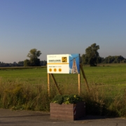 Bauschild vor landwirtschaftlicher Nutzfläche beim Kisselfließ II in Laudenbach.